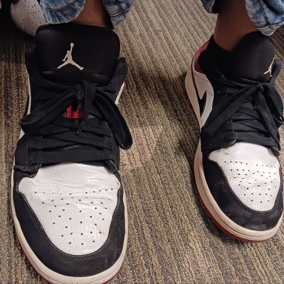 Men Nike Air Jordan 1 low black toe sneakers - Picture 2 of 16